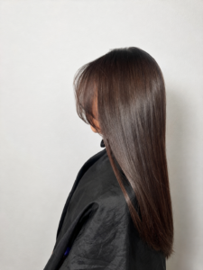 Tratamiento capilar Olaplex para cabello decolorado y con daño químico.